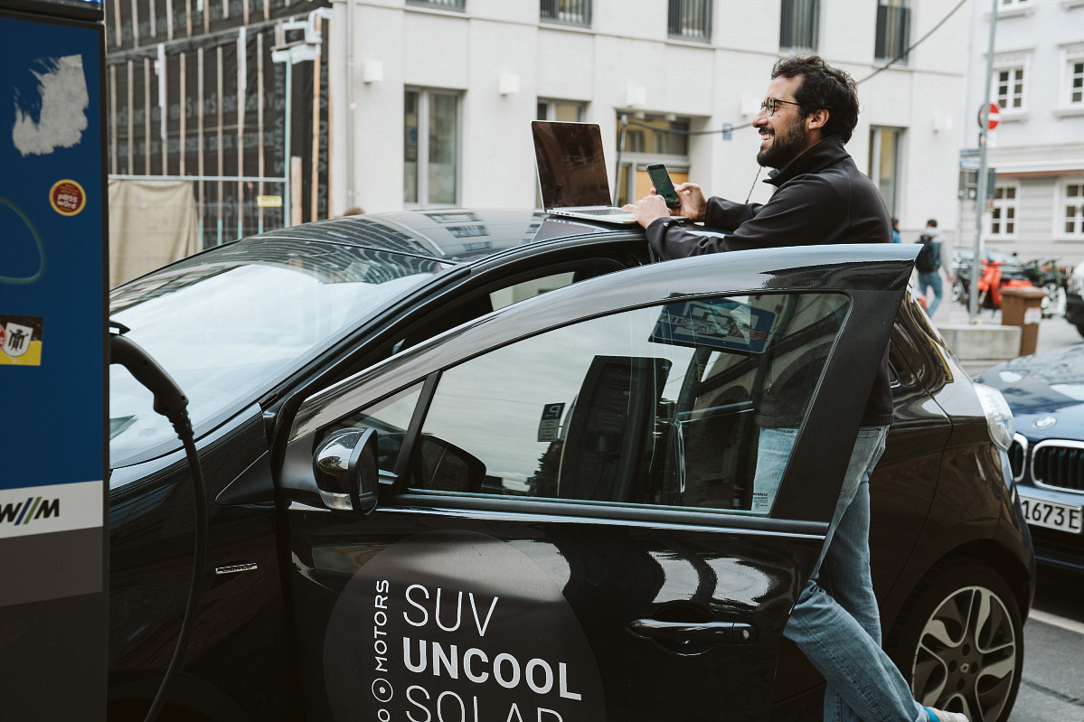 A slightly different office – product manager Arif tests the app's functions at the vehicle.