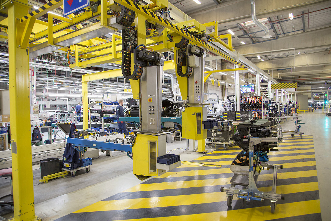 Ein Blick in eine Produktionshalle bei Valmet Automotive.