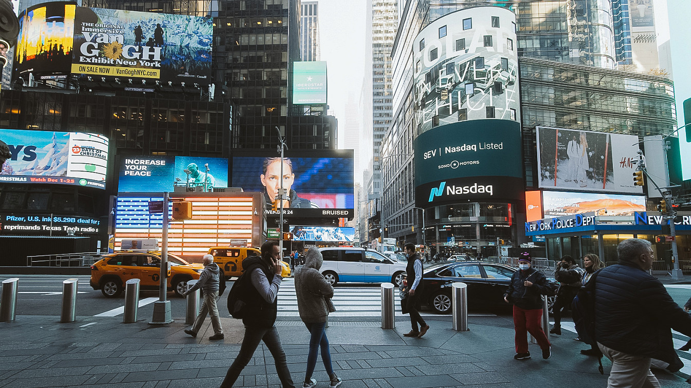 SEV-Symbol auf dem NASDAQ-Turm am New Yorker Times Square.